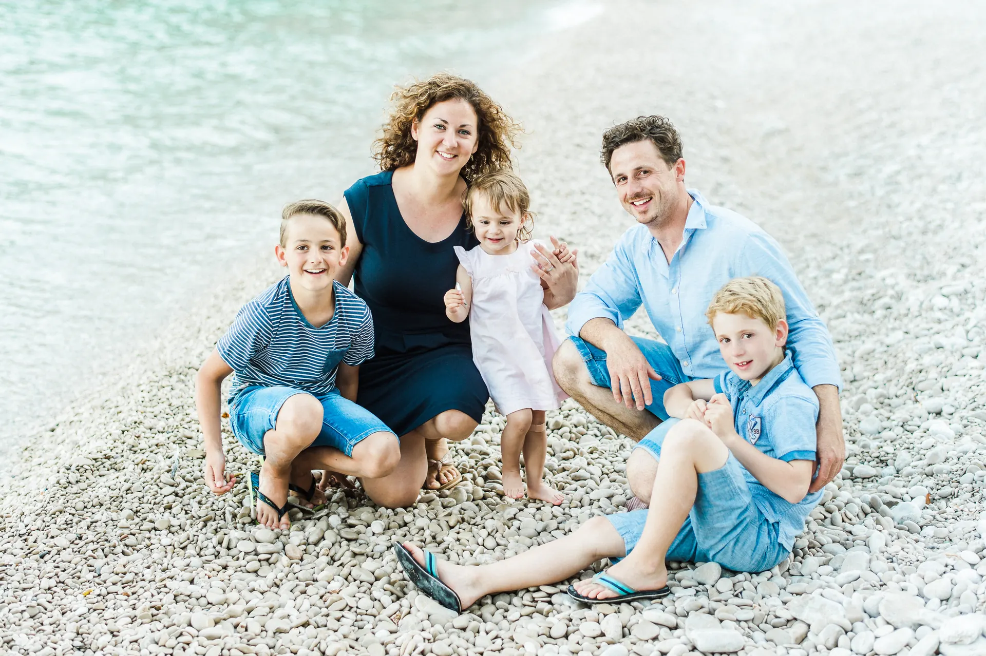Familie beim Picknick unter einem blühenden Baum