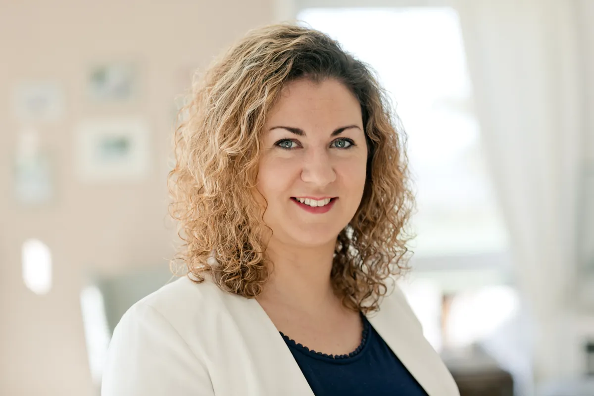 Businessportrait einer Frau in hellem Büro