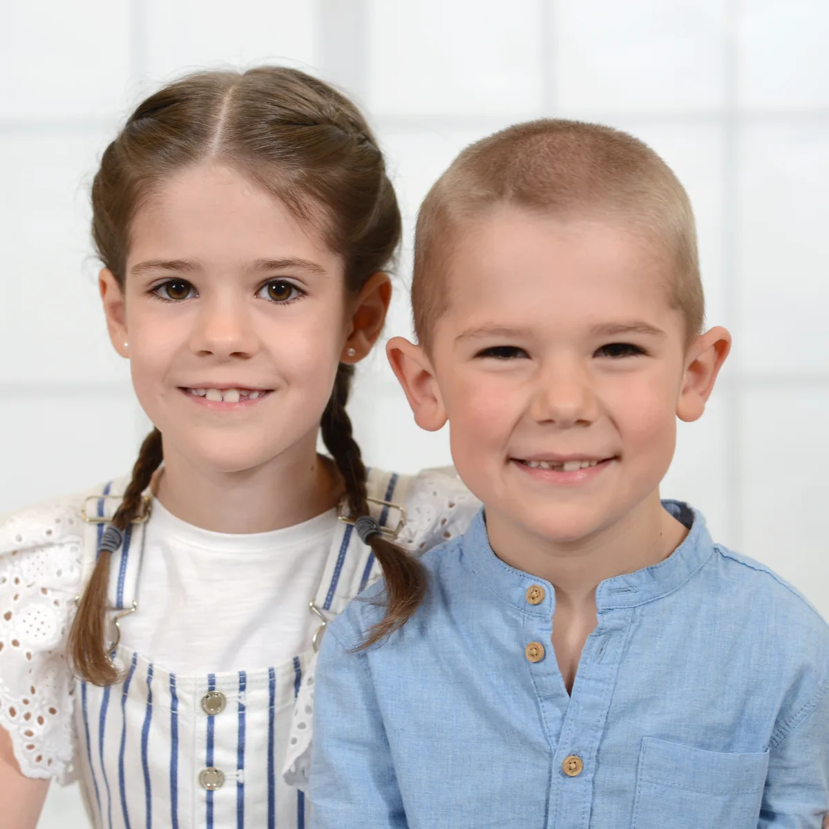Geschwisterpaar lachend beim Fototag im Studio